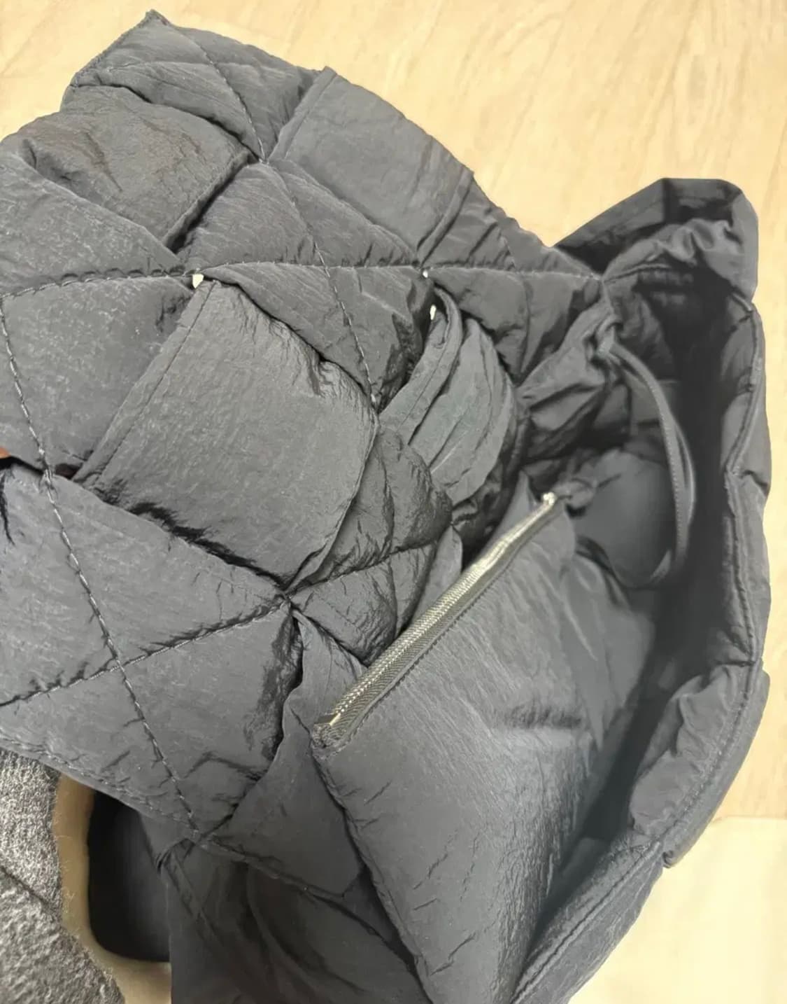 보테가 베네타 패딩 테크 카세트백 블랙 상품이미지4