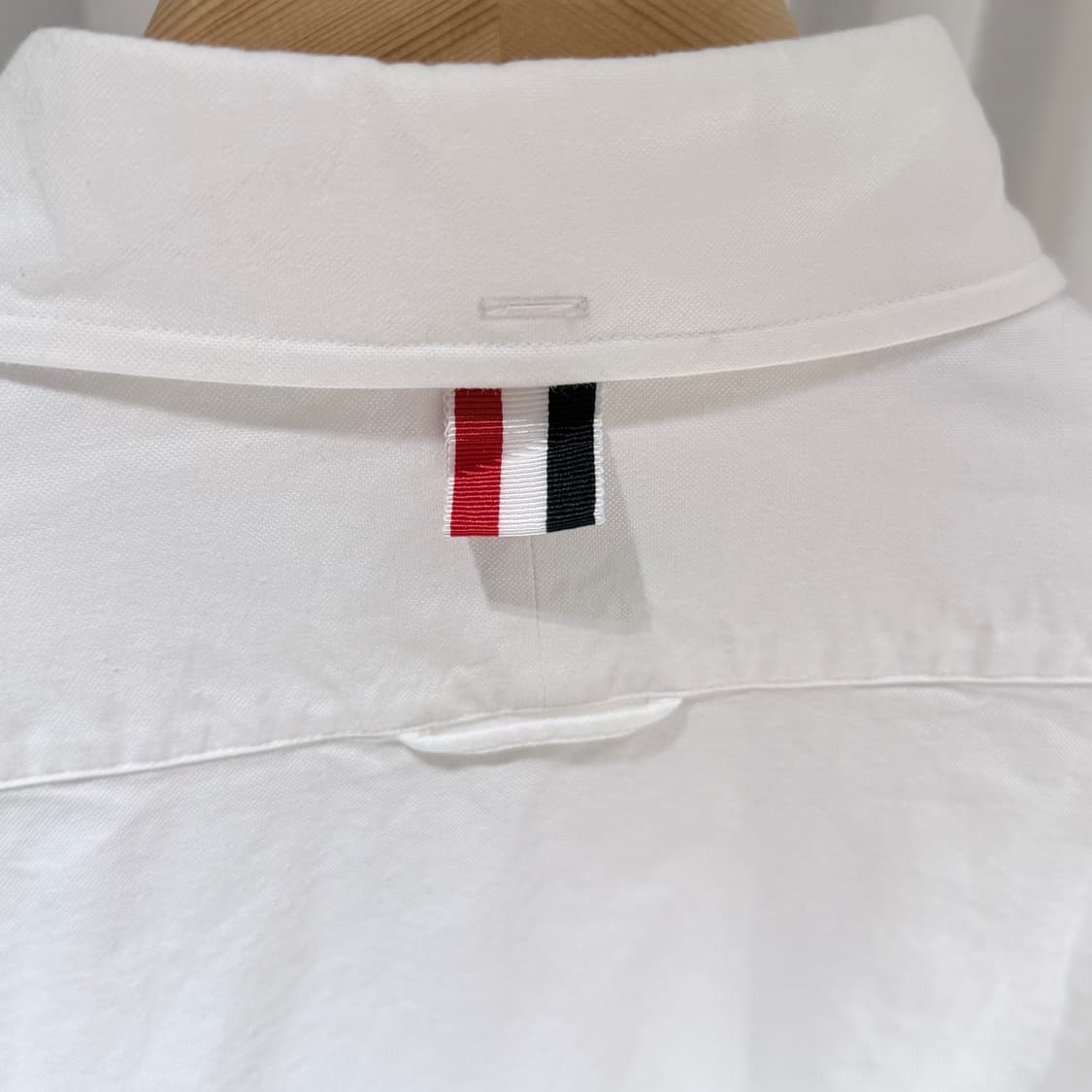 (A+/5) / 톰브라운 그레이 사선완장 옥스포드 셔츠 화이트 상품이미지5