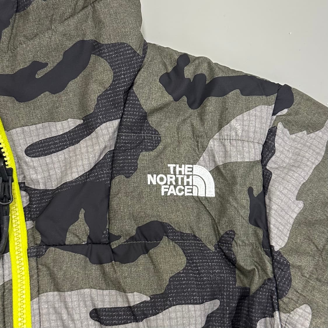 노스페이스 그레이 카모 경량패딩 상품이미지2