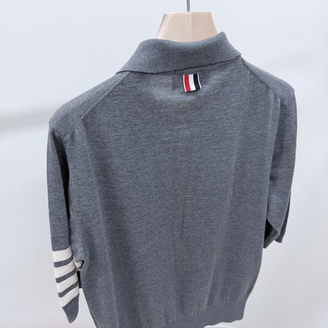 [S+급/3] 톰브라운 사선완장 메리노 울 반팔 카라티 그레이 상품이미지6