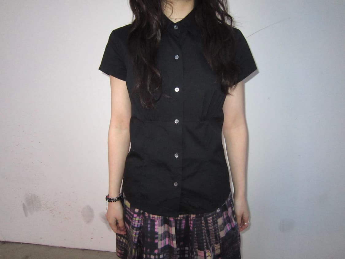 띠어리 럭스 반팔 셔츠 허리 절개 디테일 블랙 상품이미지3