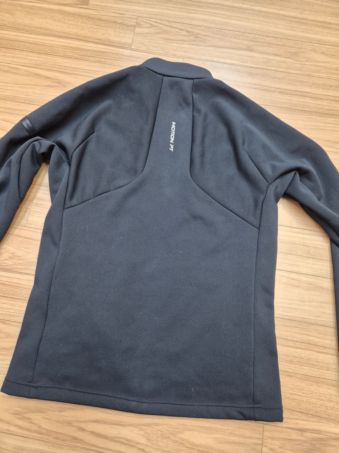 블랙 색상의 데상트 남성 경량 패딩입니다. 스타일 번호는 SO423TKT 상품이미지2