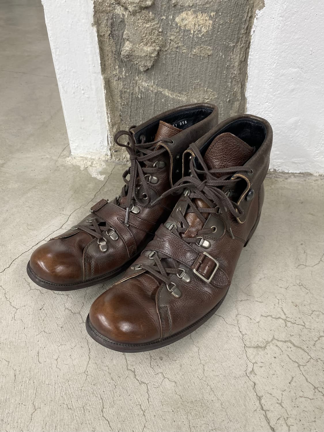 캐서린 햄넷 런던 투웨이 벨티드 레더 부츠 상품이미지4