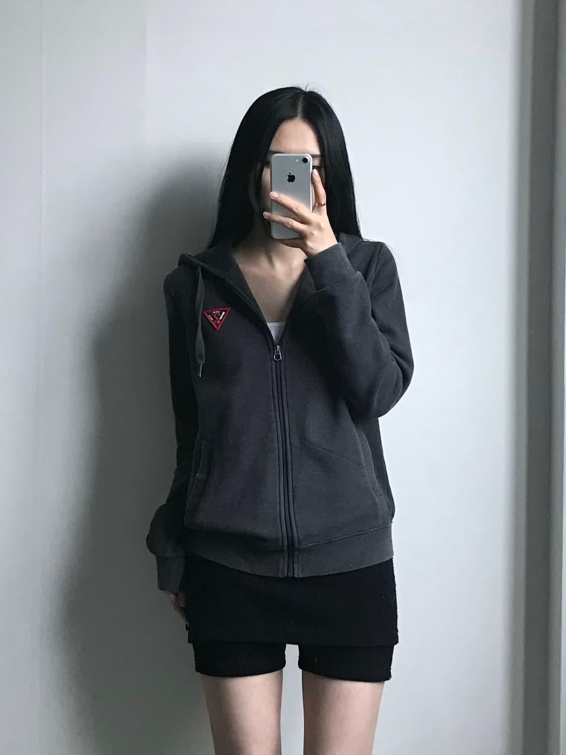 게스 자수로고 차콜 후드집업 상품이미지1