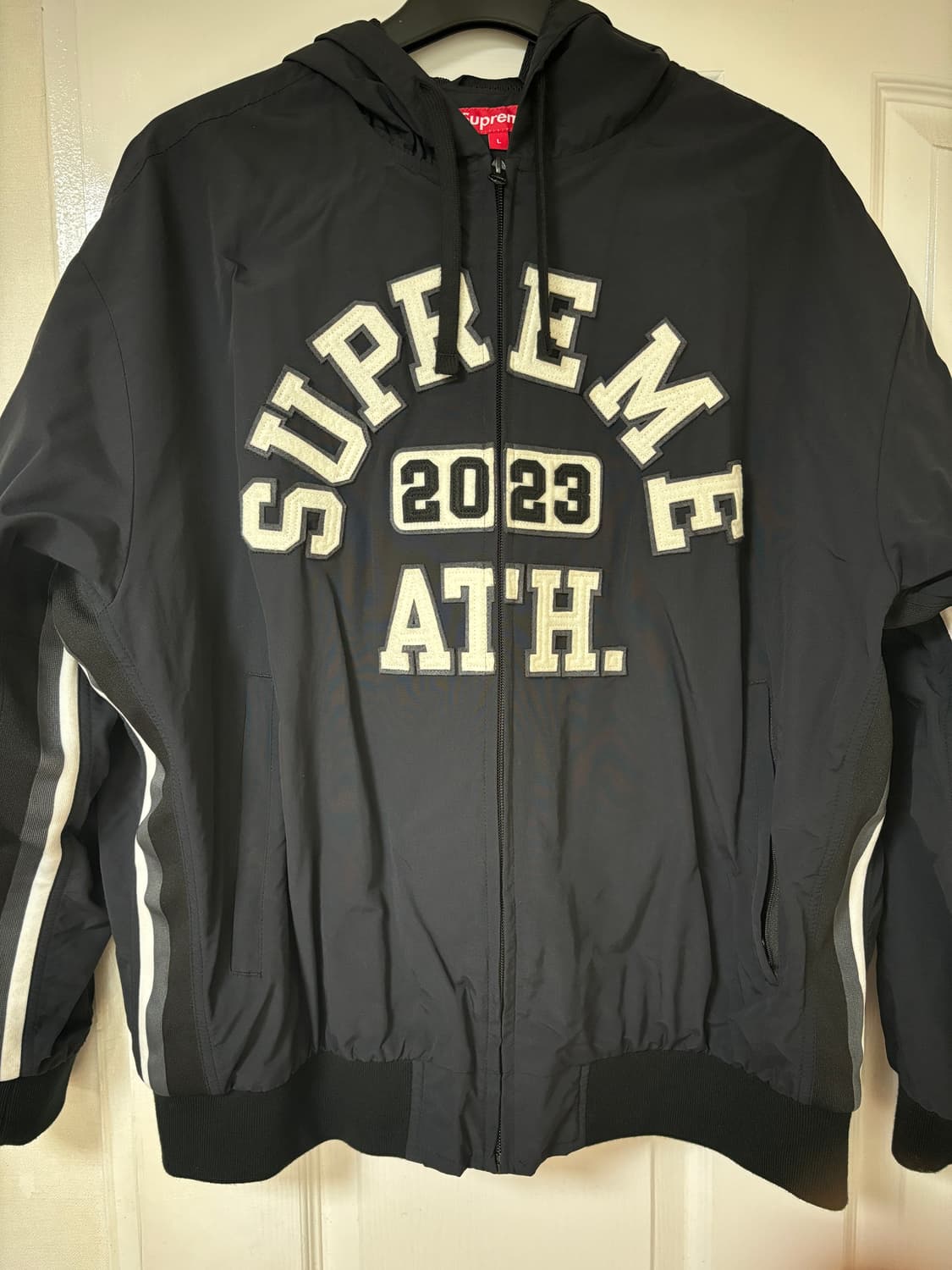 슈프림 아플리케 후드 트랙 자켓 블랙 - 23SS 상품이미지2