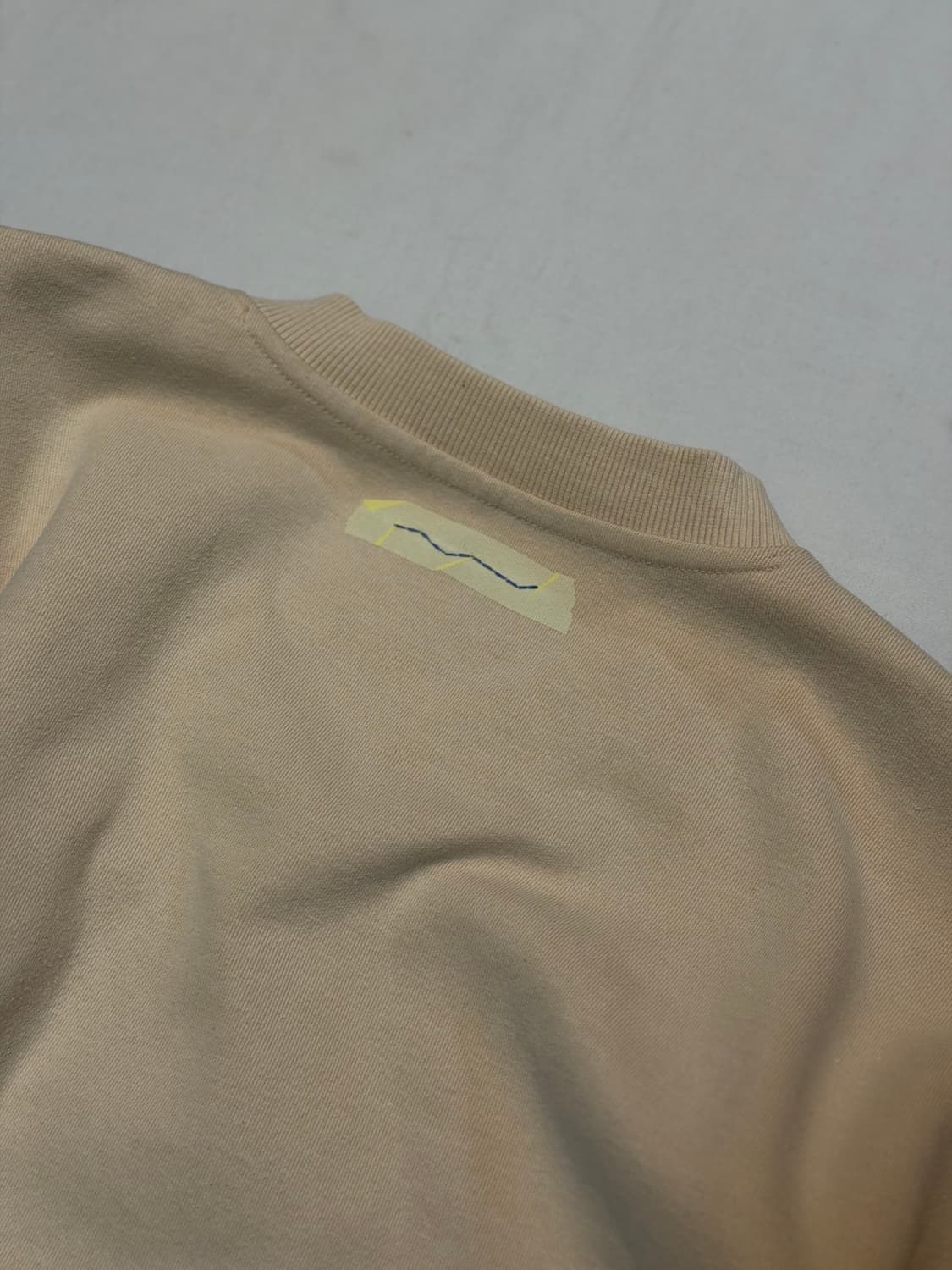 아더에러 20FW 블루블라썸 맨투맨 스웻셔츠 아이보리 상품이미지3