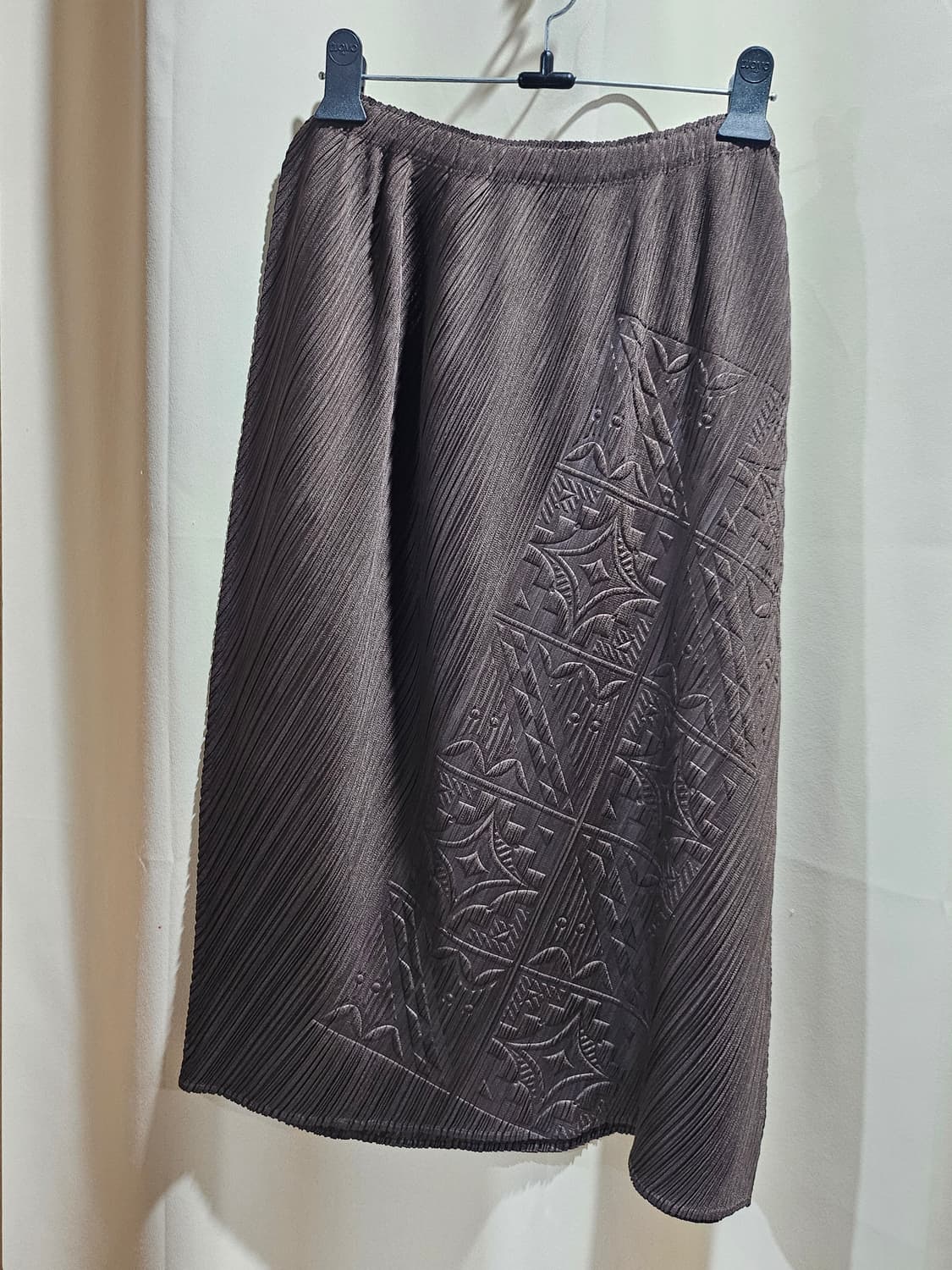 플리츠플리즈 엠보스 스커트 상품이미지1