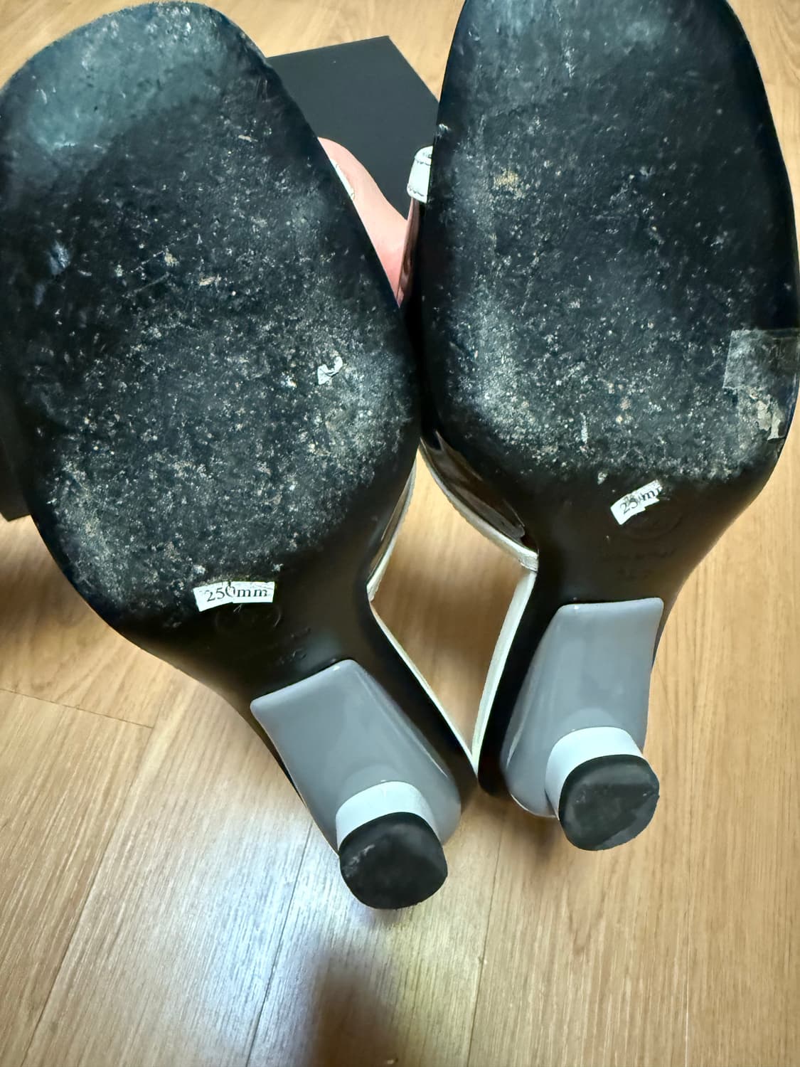 샤넬 24C 에나멜 뮬 슬리퍼 블랙 G45379 38사이즈 상품이미지3