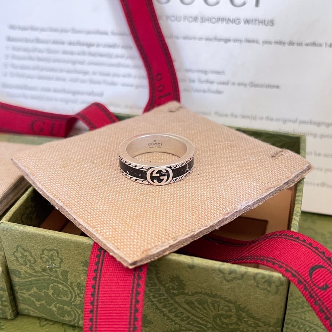 구찌 인터로킹 G 와이드 링 블랙 실버 상품이미지1