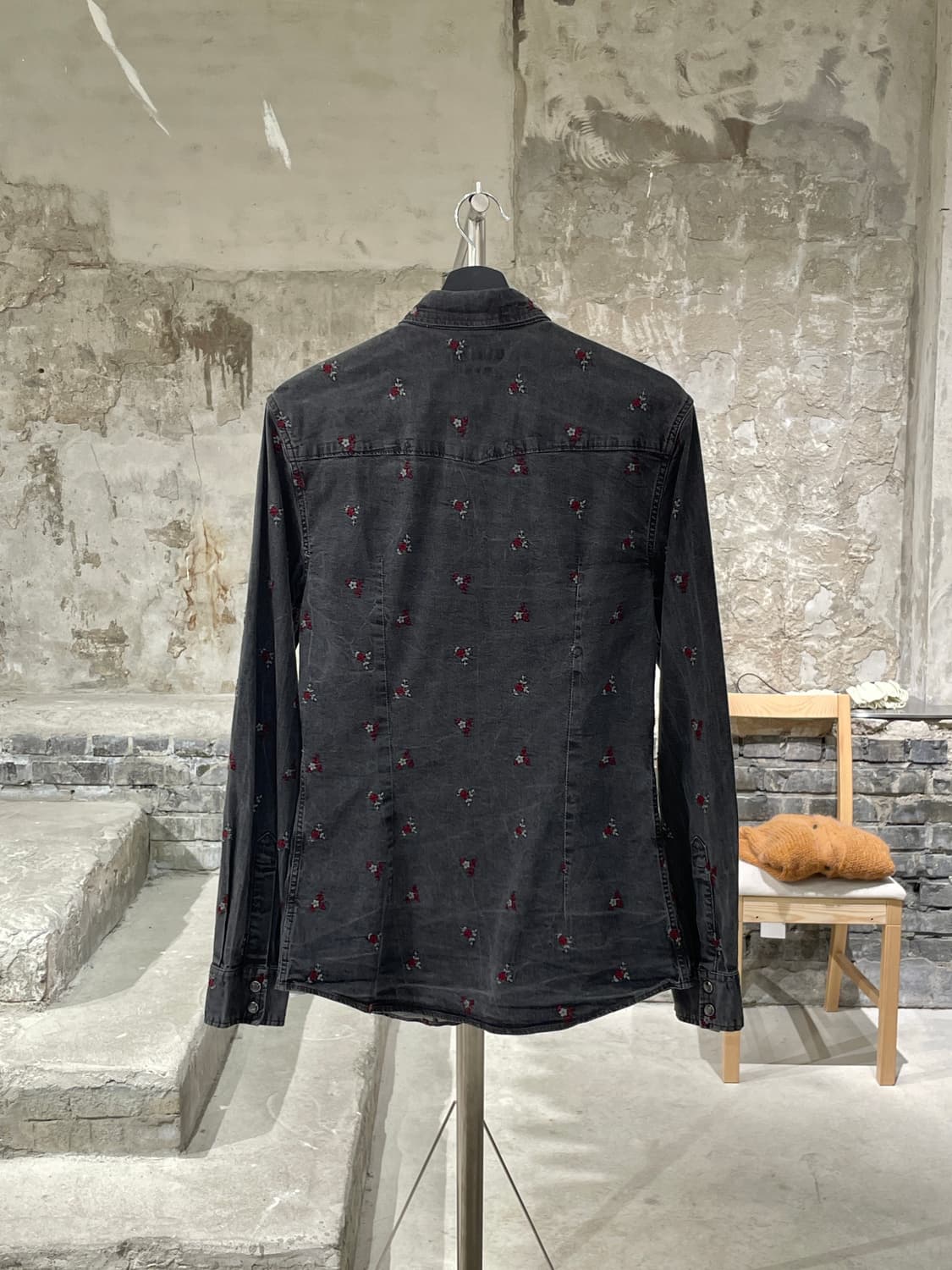 돌체 앤 가바나 흑청 플라워 자수 스냅 버튼 데님 셔츠 상품이미지6