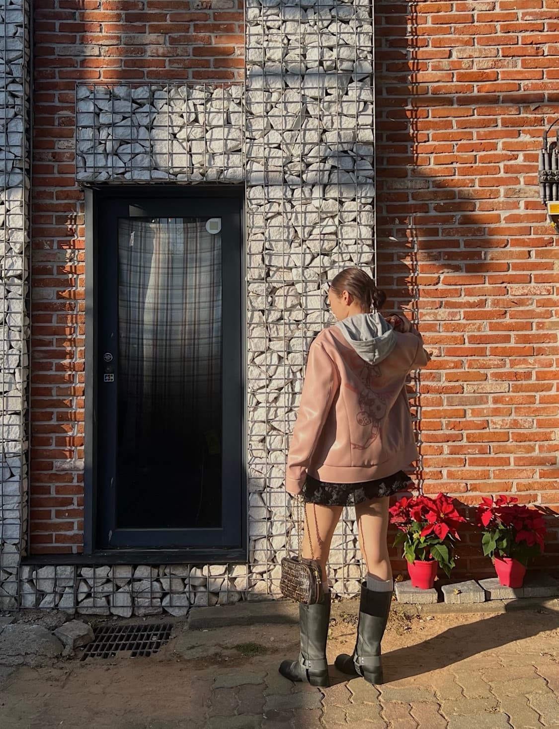 미우미우 브라운 엠보싱 로고 체인 숄더백 샌드커피 상품이미지2