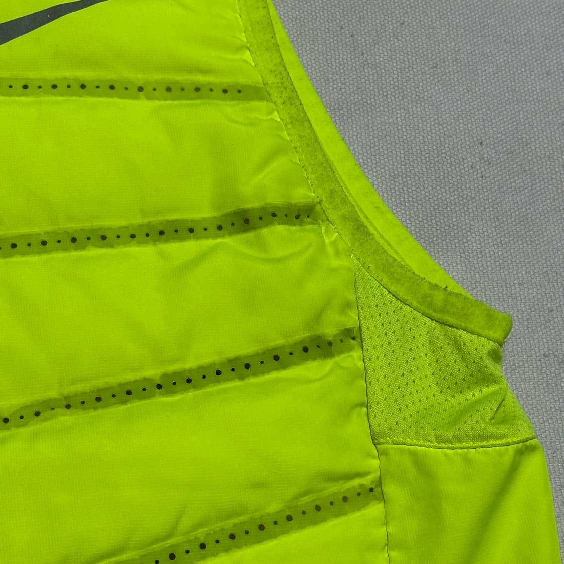 M 나이키 써마 핏 에어로프트 네온 러닝 베스트 상품이미지6