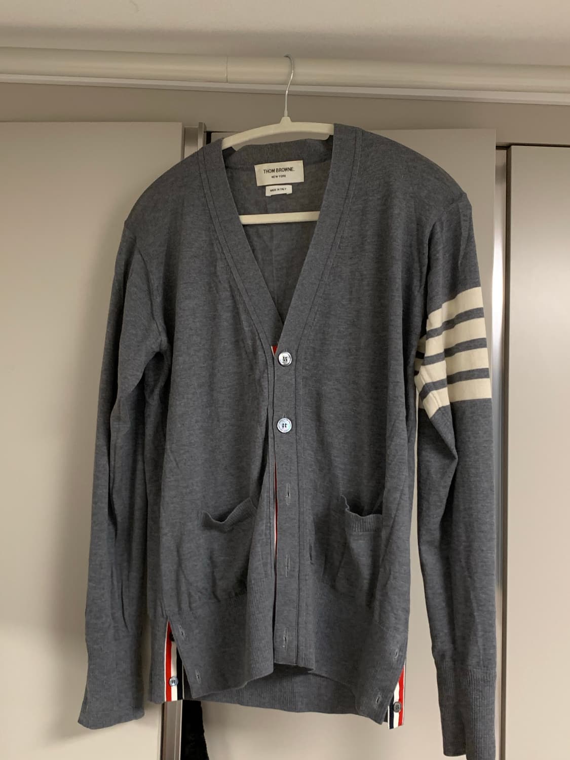 톰브라운 4바 스트라이프 메리노 울 남성 가디건 MKC002A 00014 상품이미지1