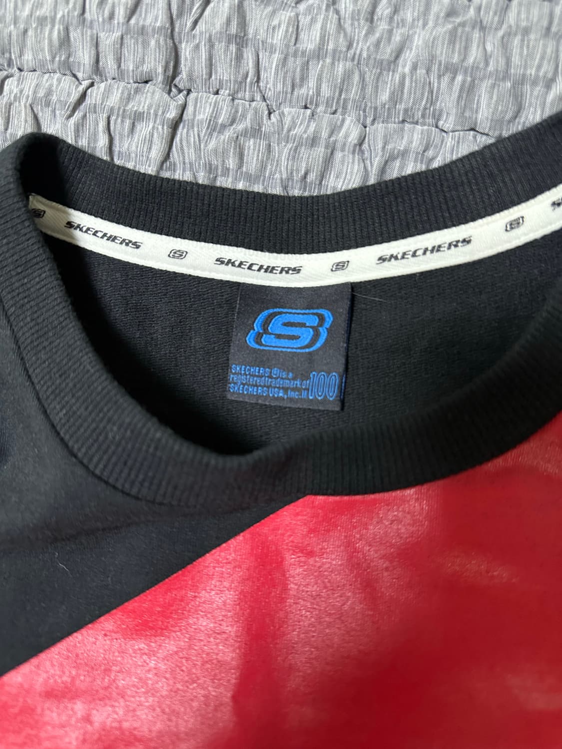 스케쳐스 블랙/레드 배색 맨투맨 티셔츠 상품이미지3