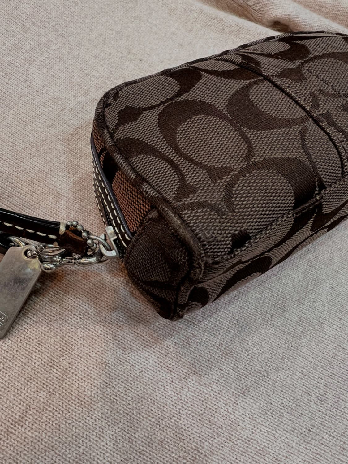 COACH 시그니처 레더 스트랩 미니 파우치 상품이미지7