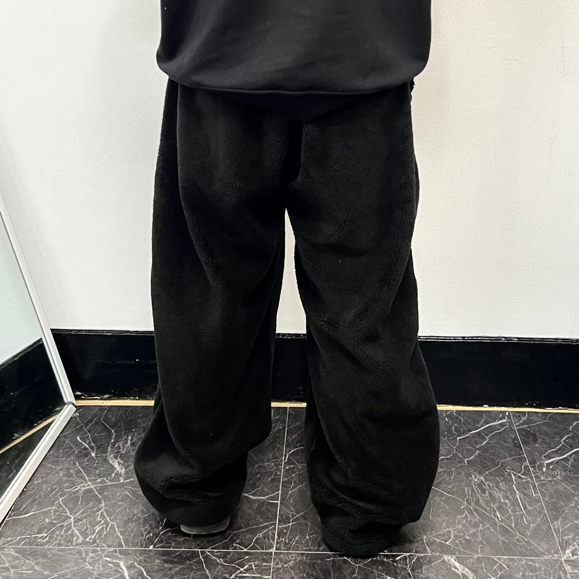 마뗑킴 오버사이즈 플리스 루즈 핏 팬츠 블랙 상품이미지3