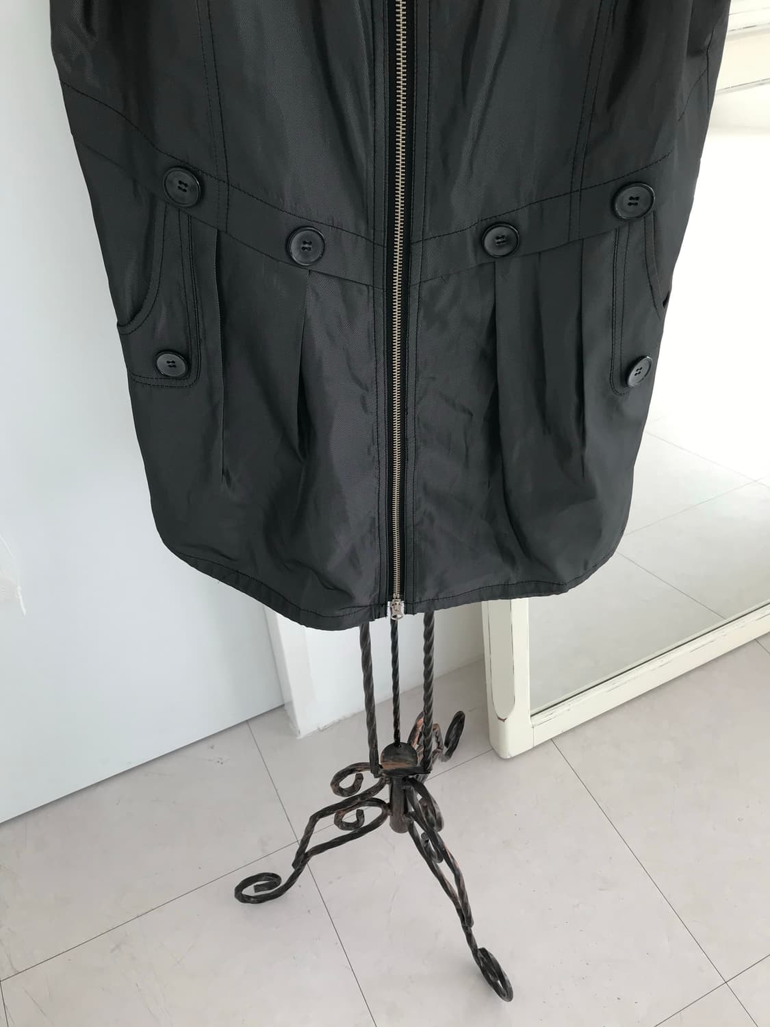 프릴 버튼 차콜 메탈릭 베스트•자켓 상품이미지4