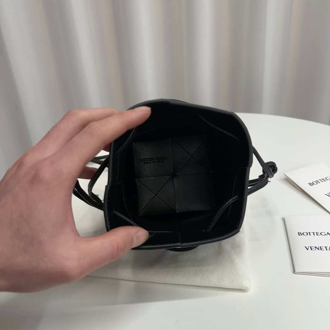 [정품] 보테가베네타 미니 카세트 버킷백 블랙 상품이미지7
