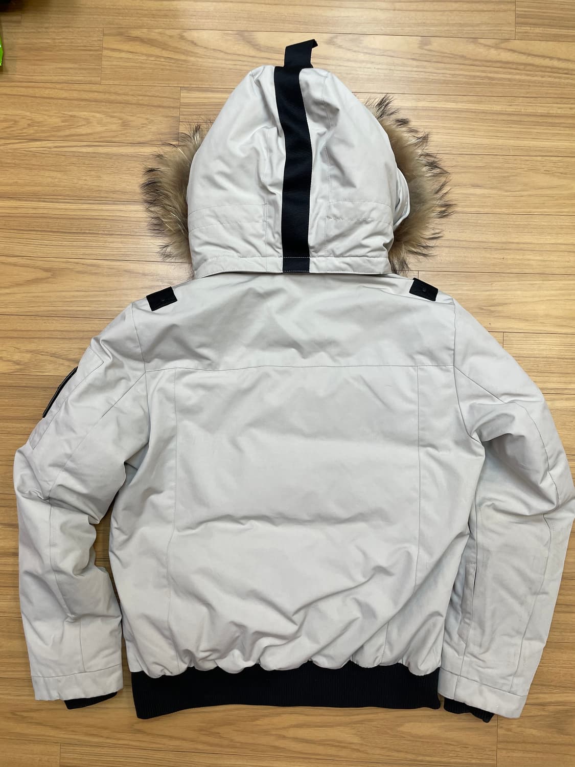 아이보리색 네파 익스플로러 패딩입니다. 100사이즈고 솜털 80% 함유되 상품이미지2