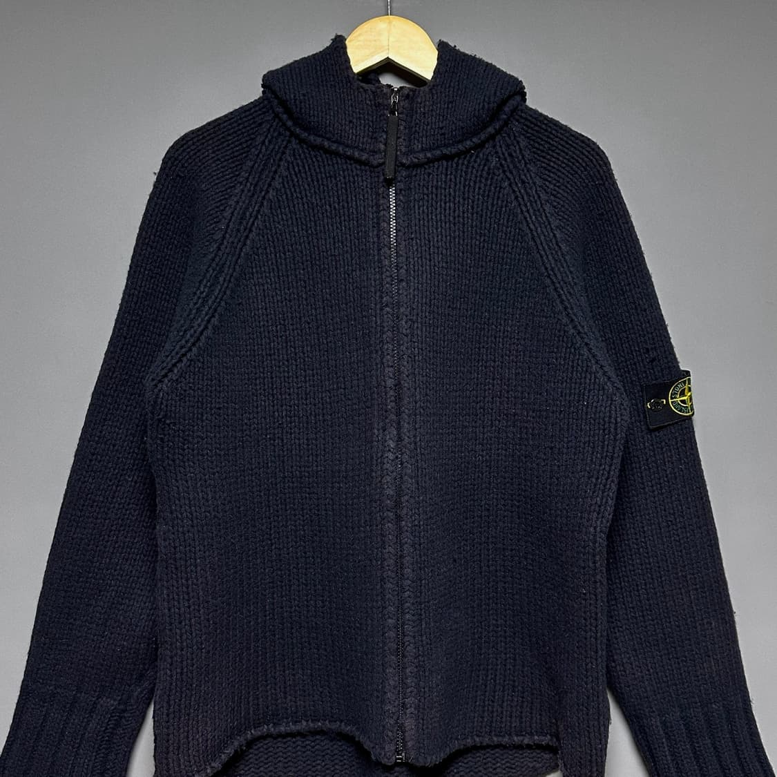 [L]스톤아일랜드 와펜 후드 니트 집업 상품이미지1