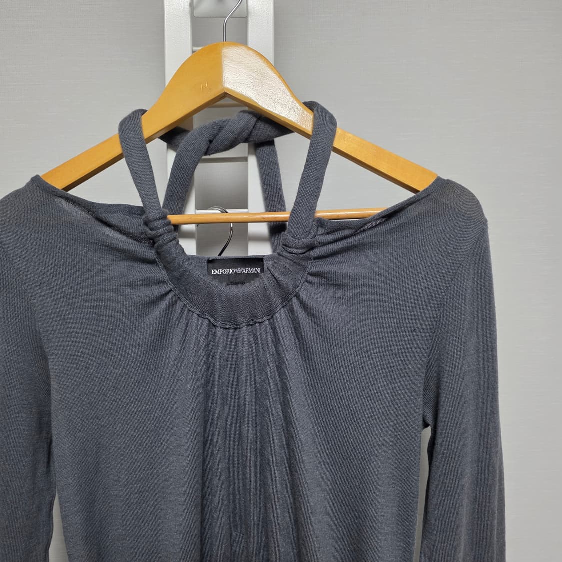 엠포리오 알마니 그레이 색상  홀더넥 긴팔 원피스 그레이 상품이미지2