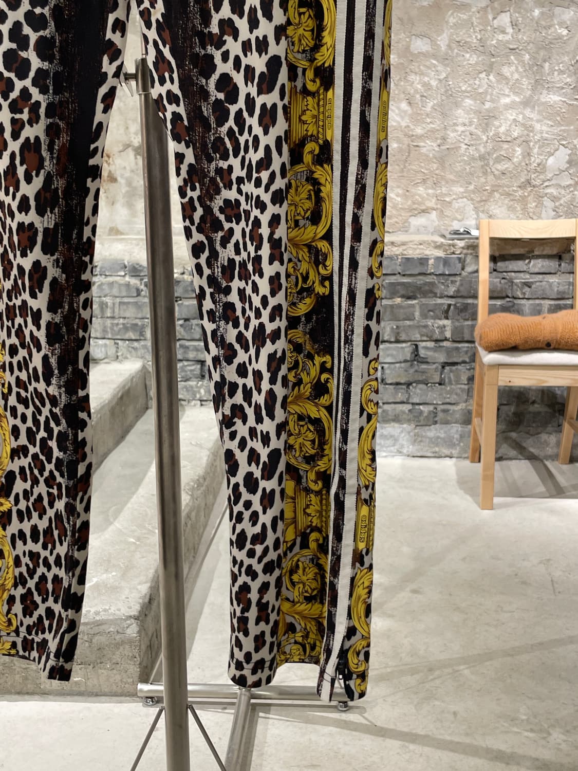 아디다스 x 제러미 스콧 레오파드 트랙 팬츠 상품이미지5