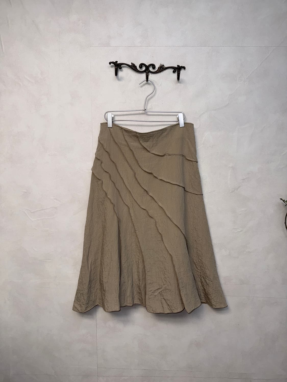 Beige unbalanced slit line midi skirt 상품이미지1