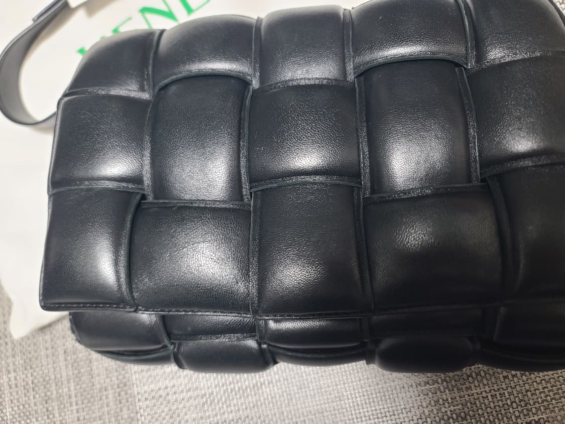 보테가베네타 카프스킨 레더 패딩백 카세트백 블랙 금장 크로스백 상품이미지2