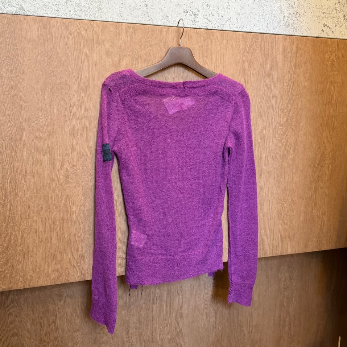 디젤 모헤어 브이넥 니트 로고 레터링 자수 디테일 슬림핏 퍼플 상품이미지6