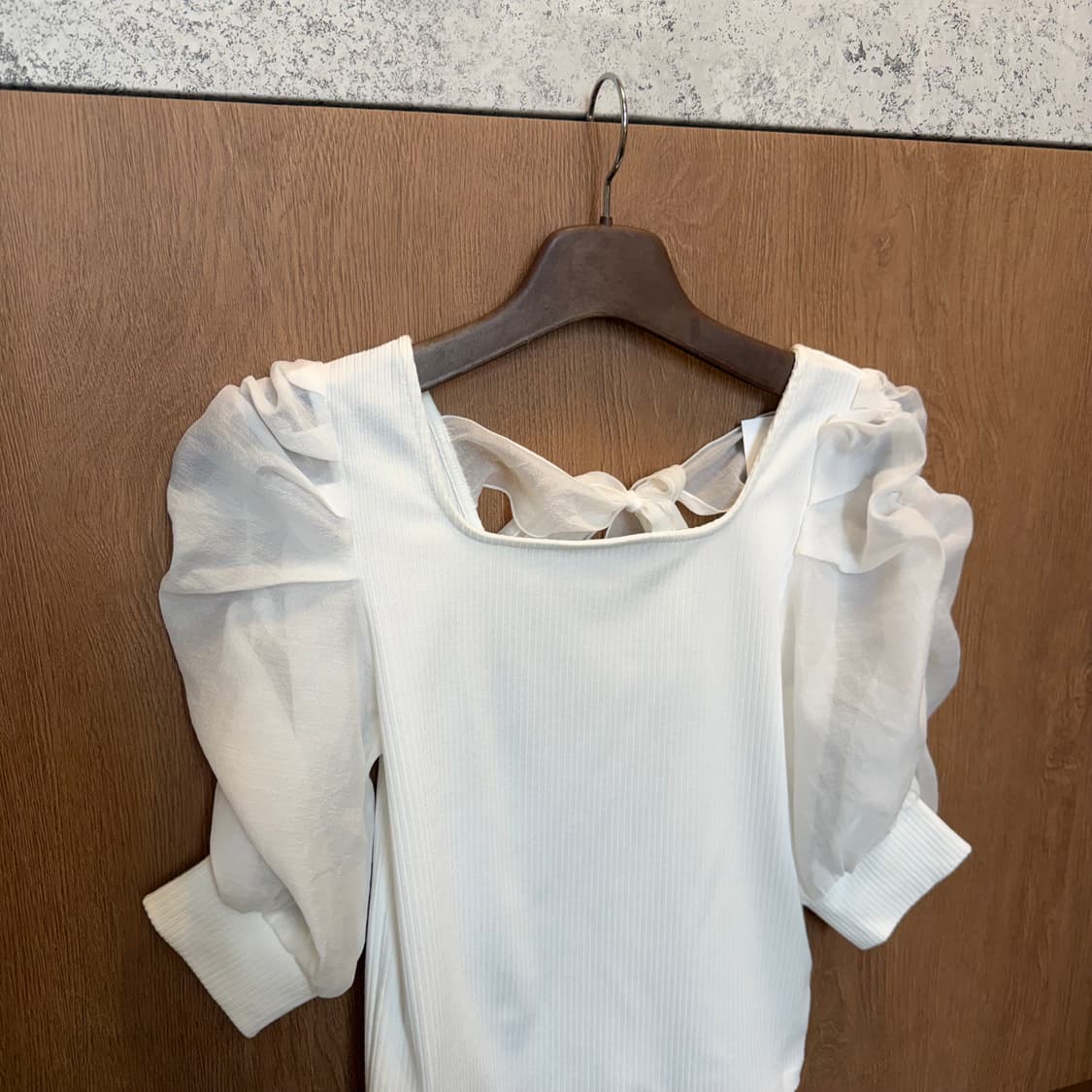 빈티지 스퀘어넥 니트 블라우스 시스루 퍼프 소매 배색 타이 스트랩 화이트 상품이미지3