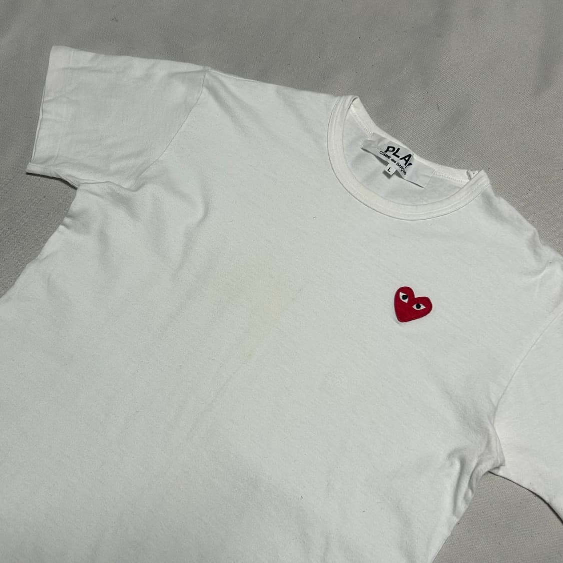 L 꼼데가르송 레드와펜 화이트 반팔티 상품이미지1