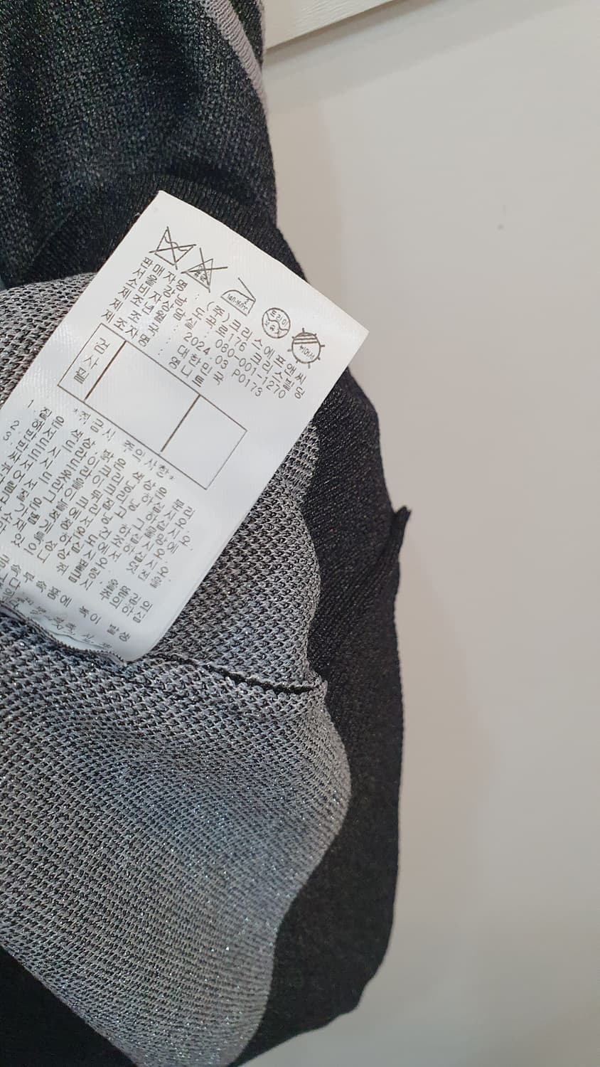 차콜색 PING 여성 니트 조끼입니다. 정면에 흰색 플라워 자수가 들어가 상품이미지5