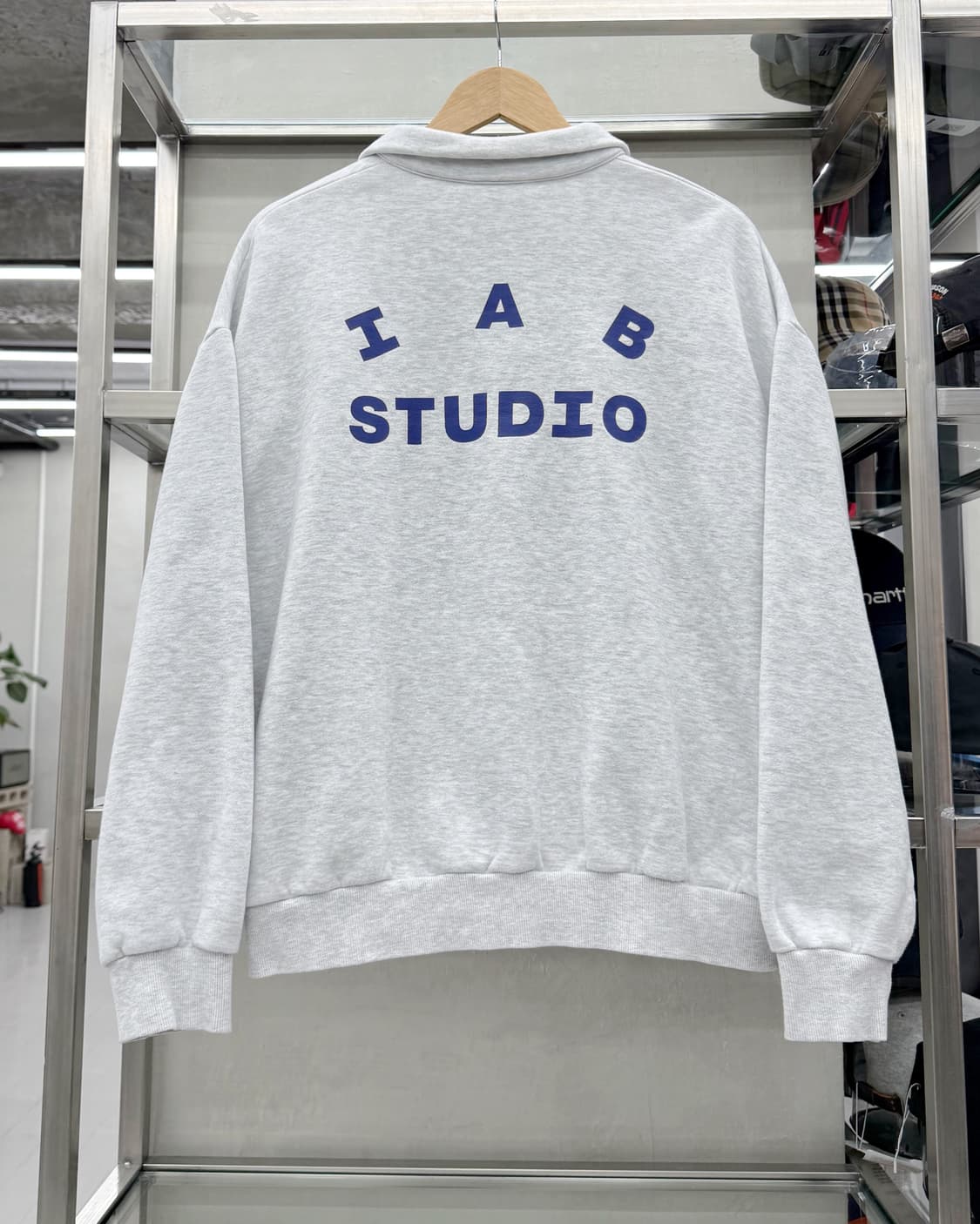 아이앱 IAB STUDIOS 아치로고 하프집업 스웻 셔츠 맨투맨 상품이미지1