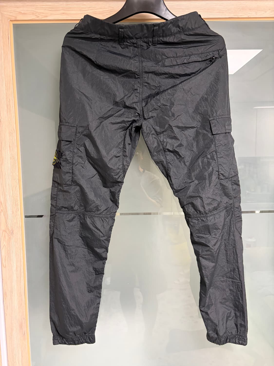 스톤아일랜드 블랙 색상 시어서커 카고 조거 팬츠 상품이미지2