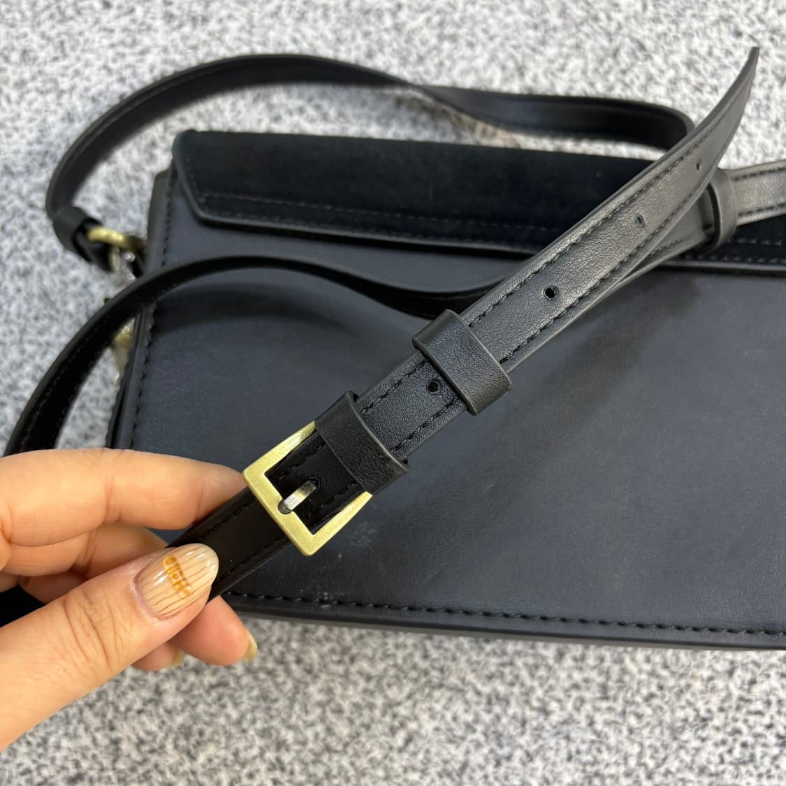 자라 원형 장식 스웨이드 숄더백 0409J 상품이미지3