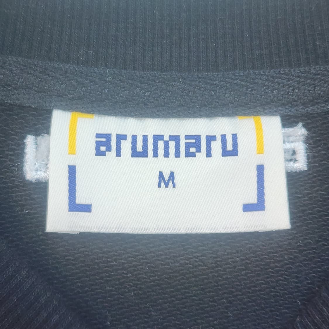 아루마루 블랙 레터링 맨투맨 상품이미지2