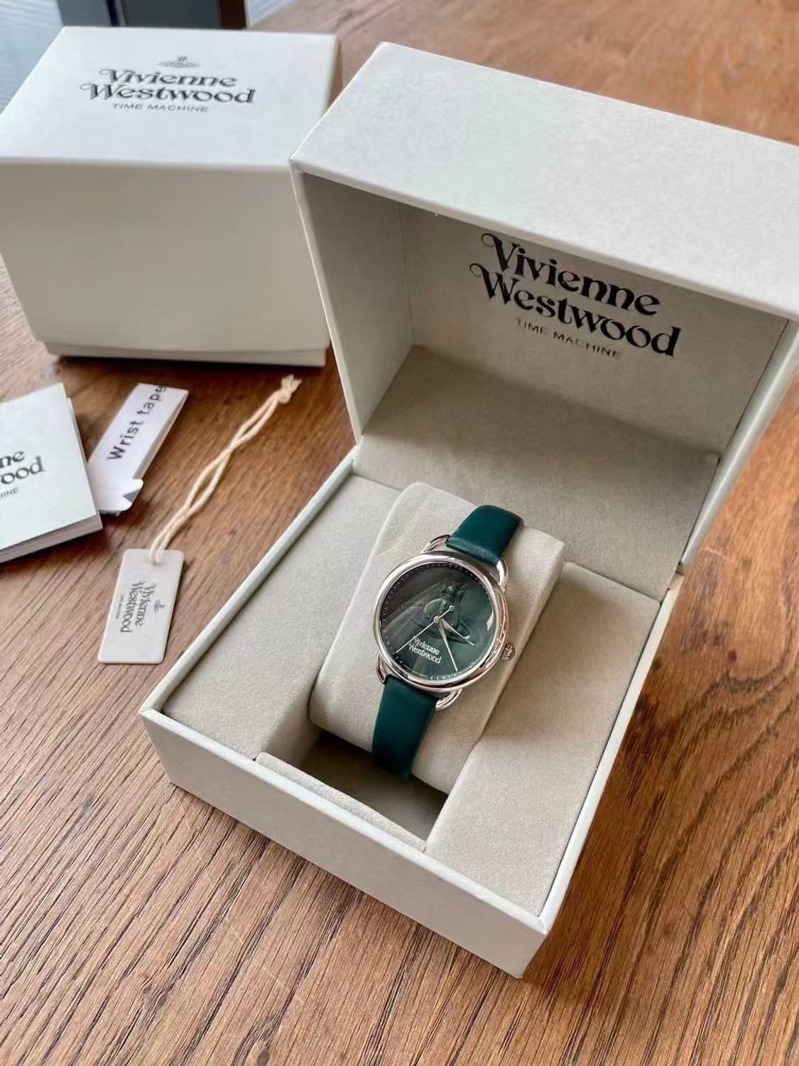 비비안 웨스트우드 메달 시계

 상품이미지1