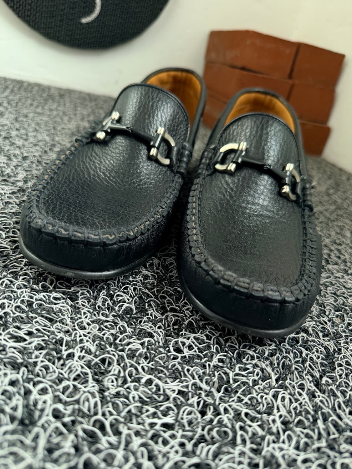 페라가모 남성 간치니 비트 가죽 로퍼 (블랙) 상품이미지8