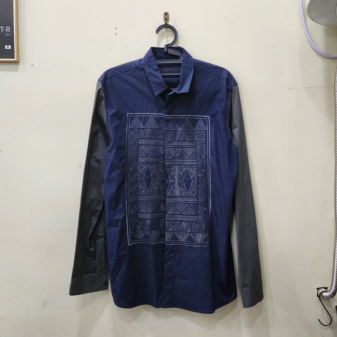 [100] TIME 패턴 패널 셔츠 (네이비) 상품이미지1