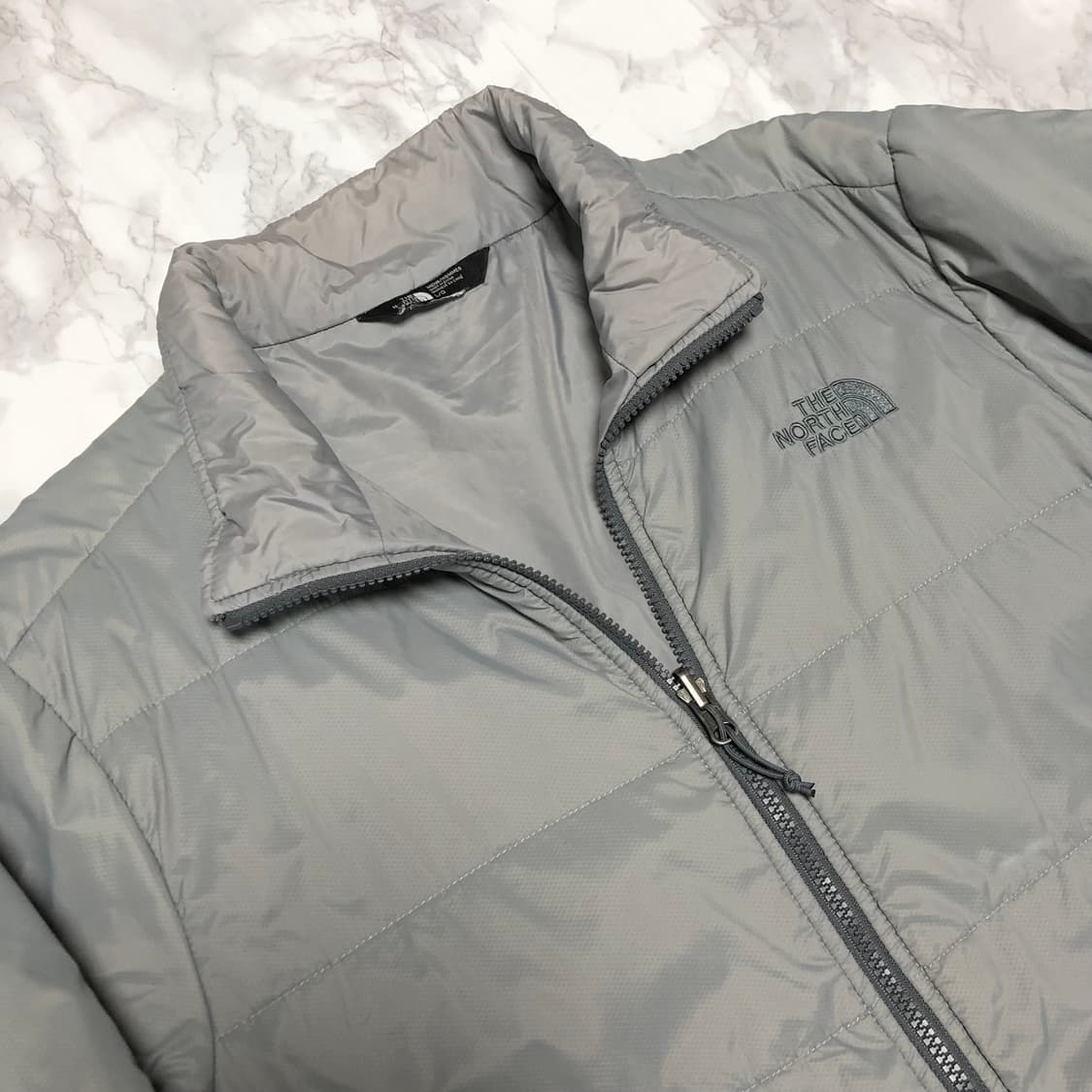 노스페이스 패딩 자켓 실버그레이  상품이미지2