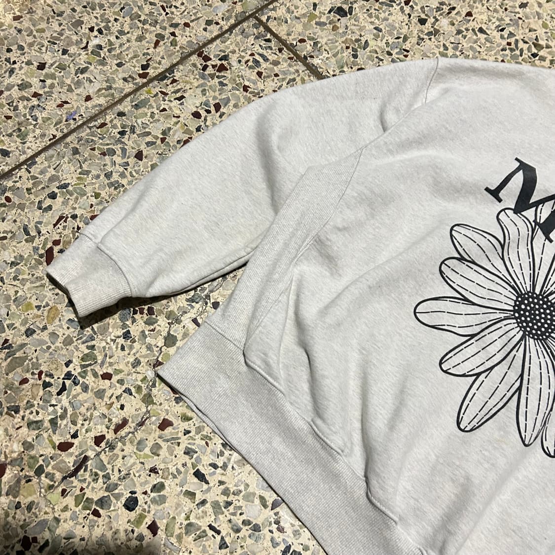 마르디 메크르디(Mardi Mercredi)그레이 플라워 맨투맨 상품이미지3