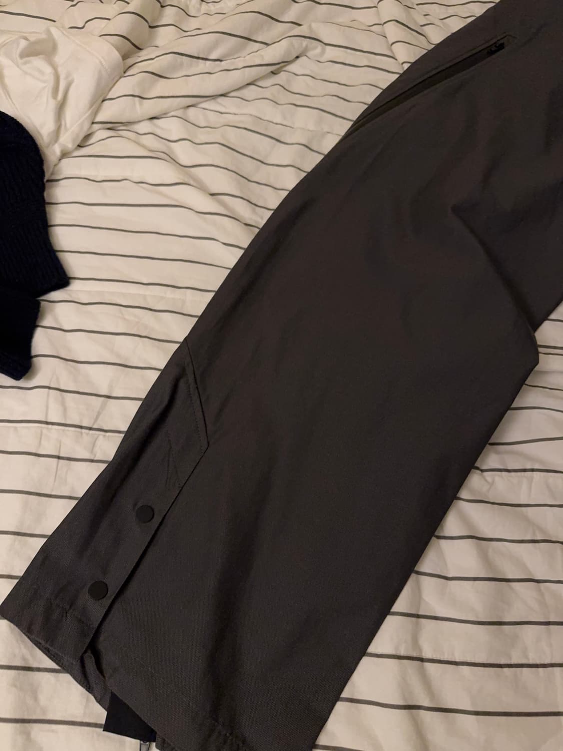 쿠어 유틸리티 지퍼 플립 팬츠 차콜그레이 상품이미지3