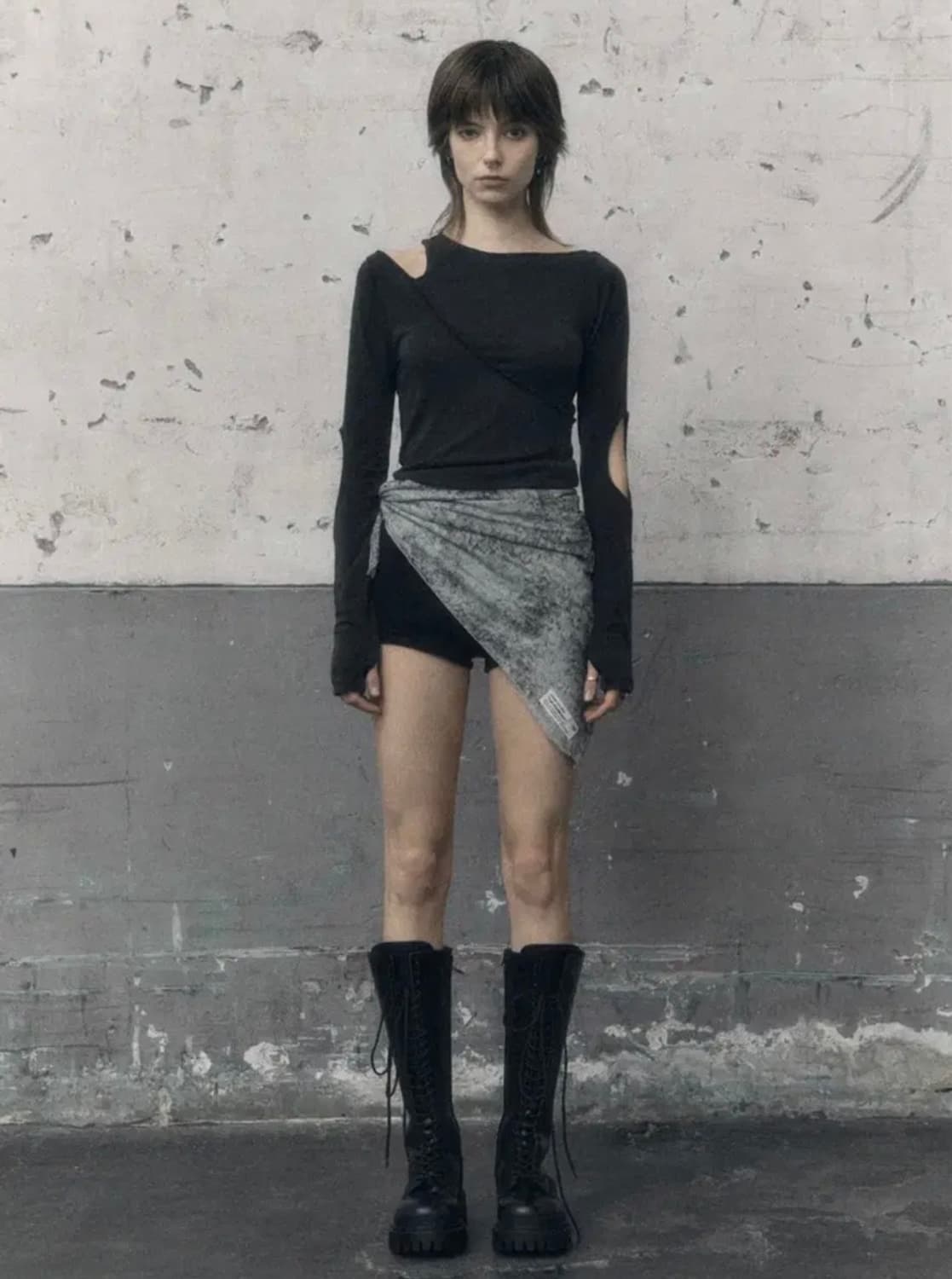 보헤미안서울 슬리브 홀 레이어드 티 애쉬 차콜 상품이미지1