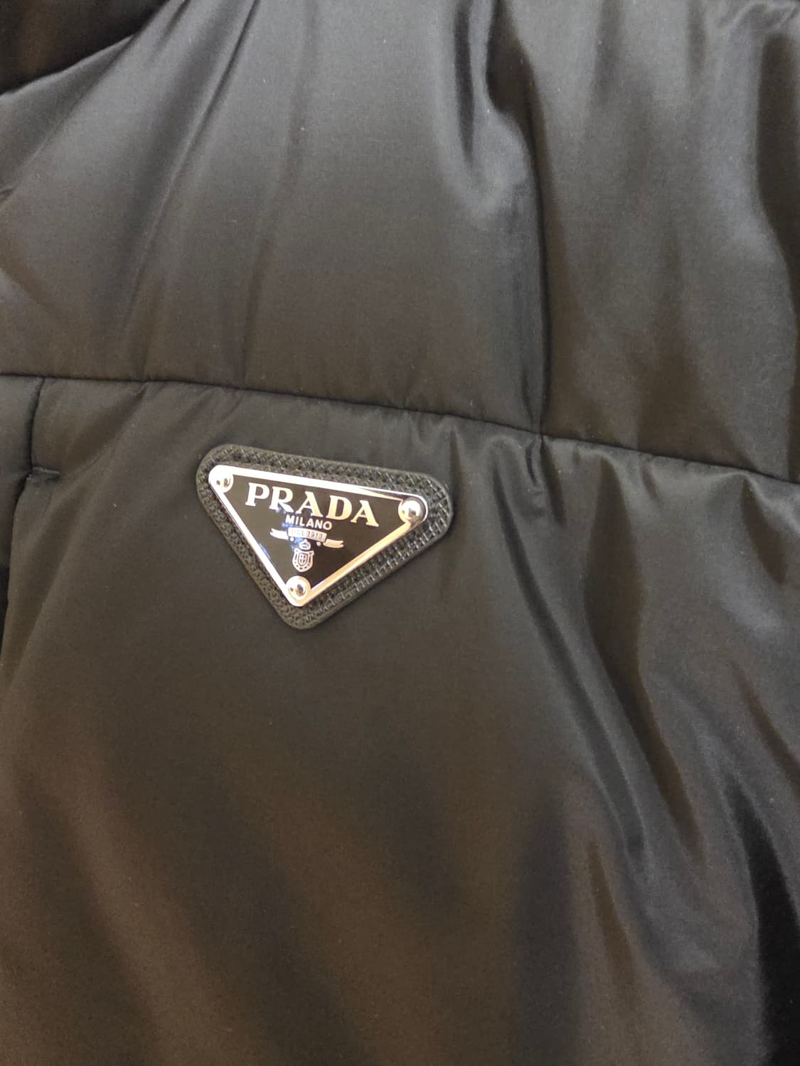 [새상품급 / 50 ] 프라다 리나일론 삼각로고 다운 숏 패딩 자켓 블랙 상품이미지2