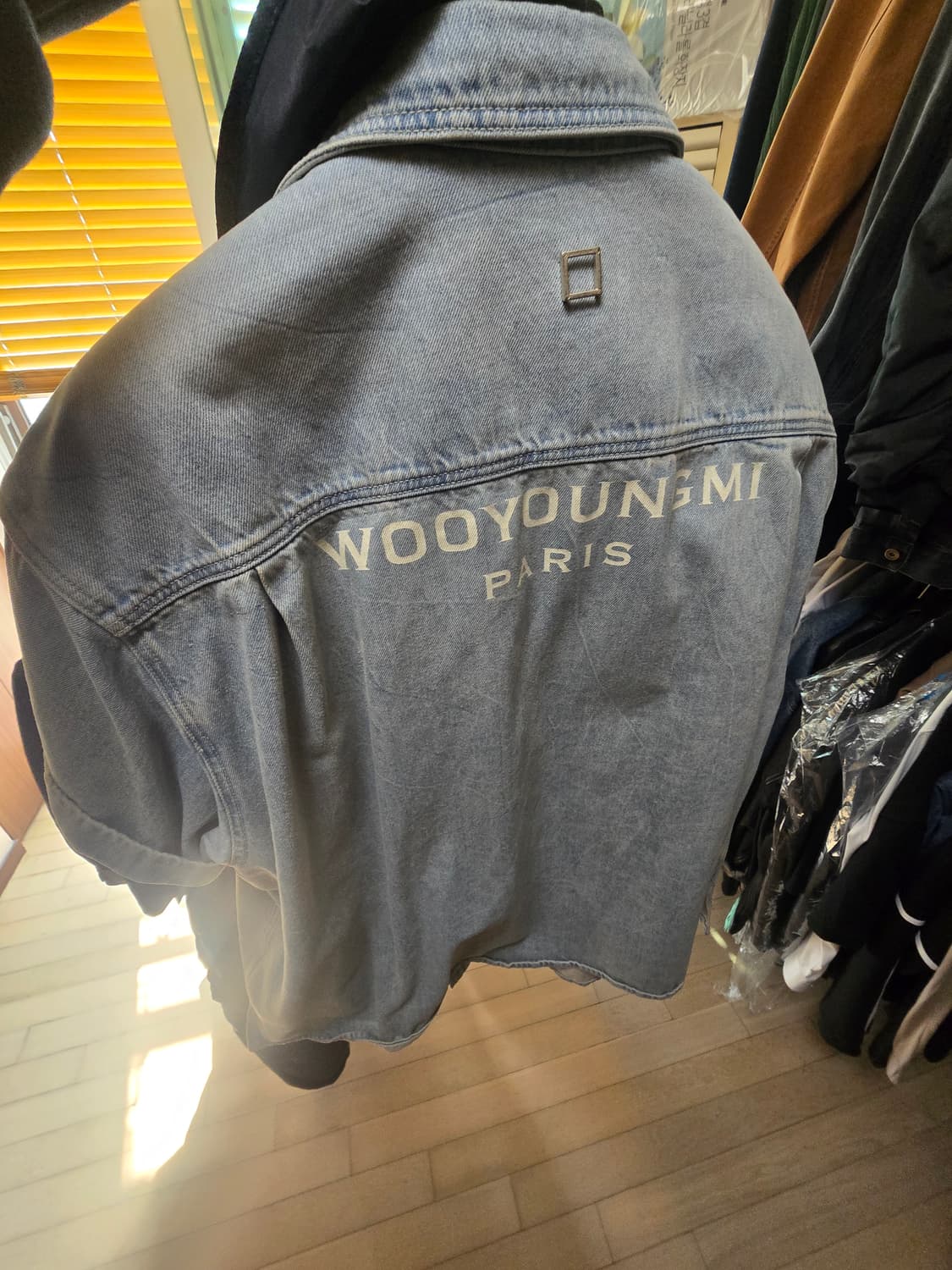 우영미 백로고 반팔 데님 셔츠 상품이미지3