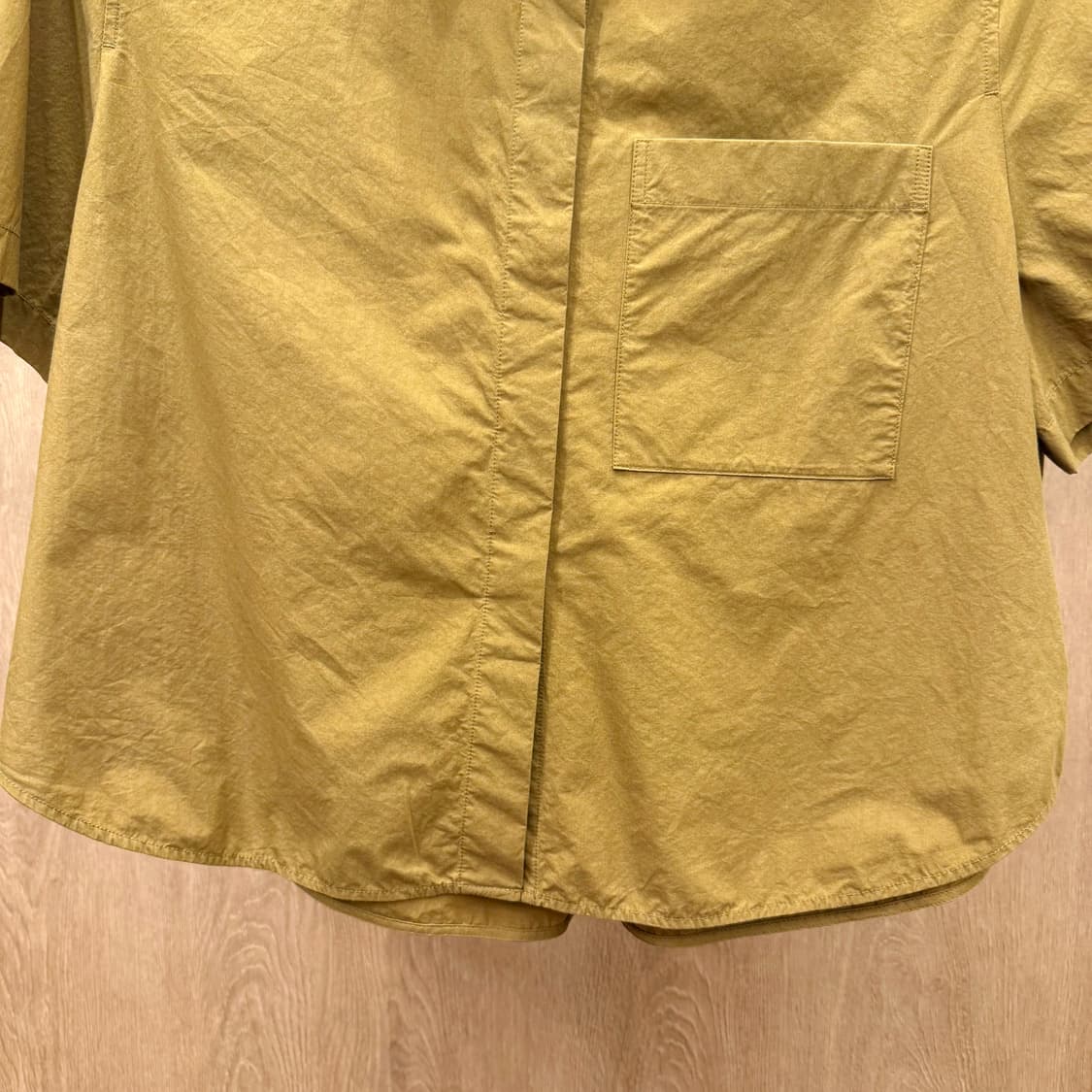 코스 미니멀 히든 버튼 반팔 셔츠 포켓 디테일 머스타드 브라운 상품이미지5