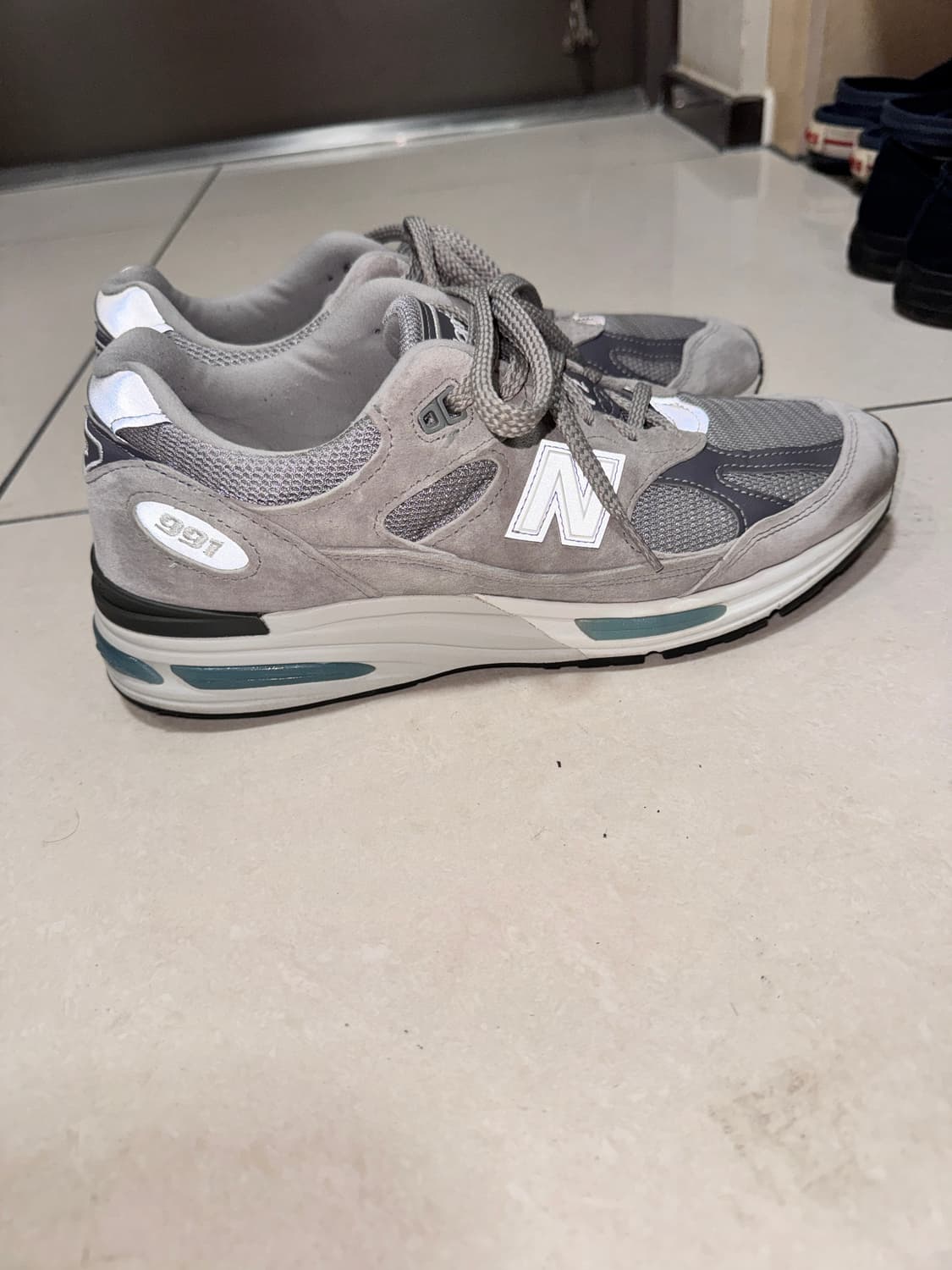 (275) 뉴발란스 991v2 그레이 락 릿지 알로이 실버 상품이미지3
