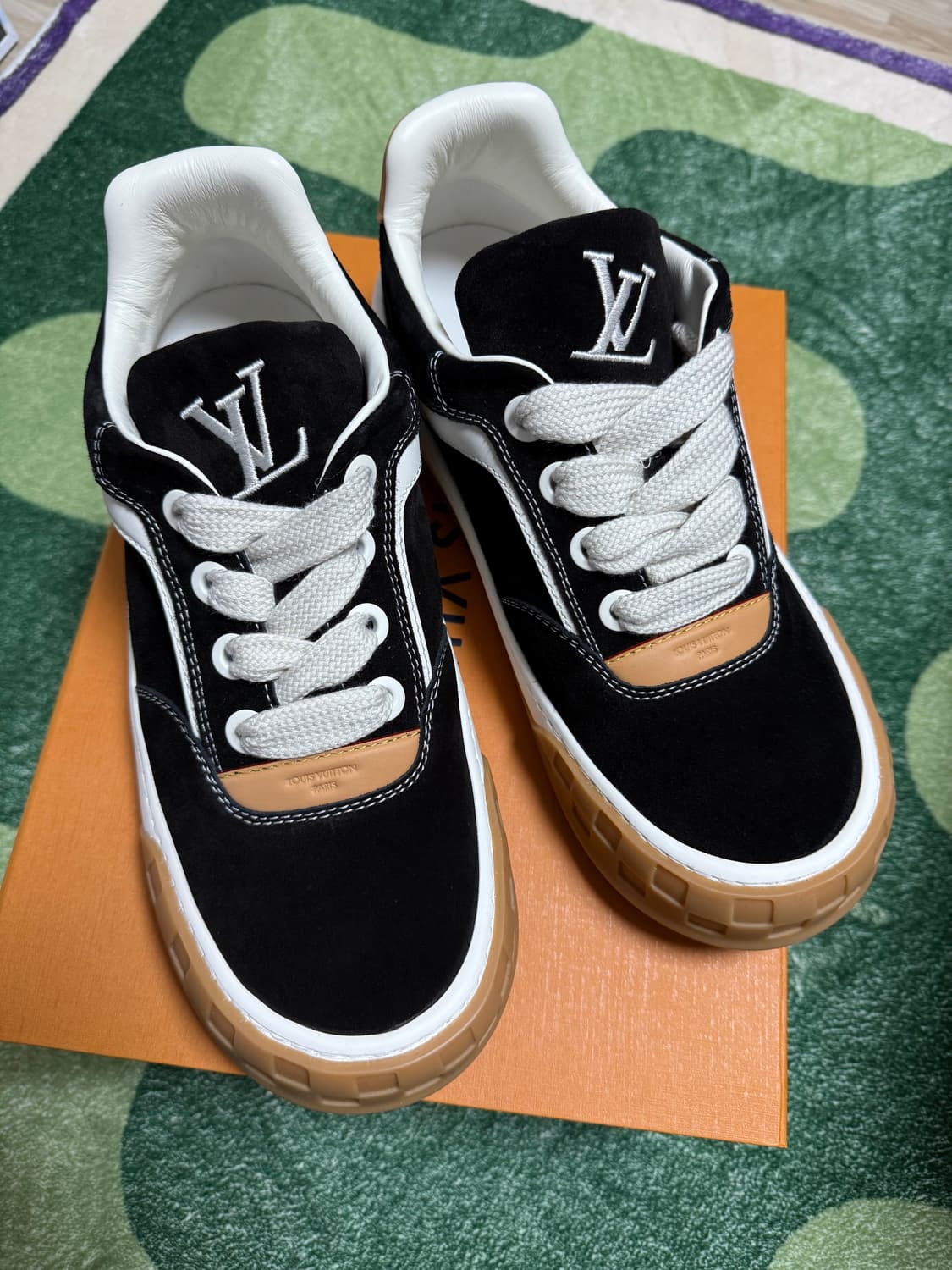 루이비통 틸티드 스니커즈 (블랙) 상품이미지1
