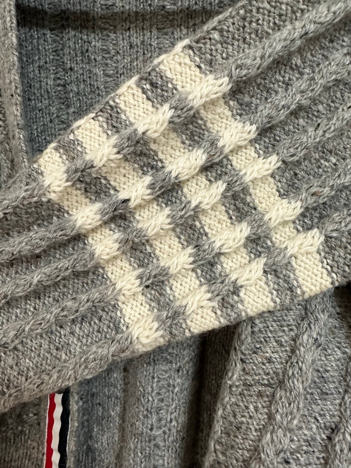 [4size] 톰브라운 23FW 모헤어 아란케이블 가디건 그레이 상품이미지4