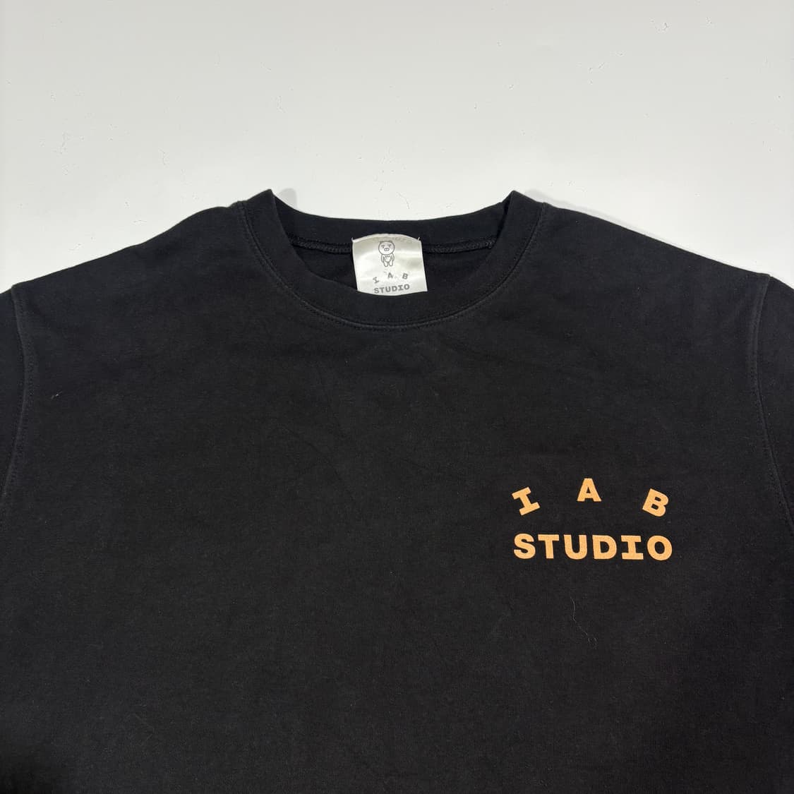 아이에이비 스튜디오 블랙 반팔 티셔츠 상품이미지2